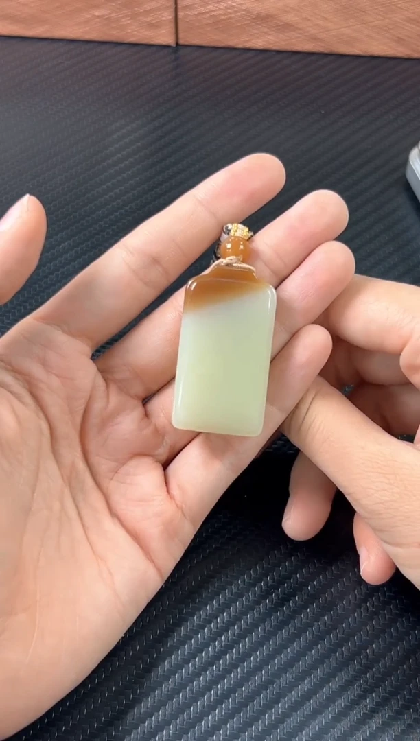 吊坠(赠链)未镶嵌和田玉若羌微色差