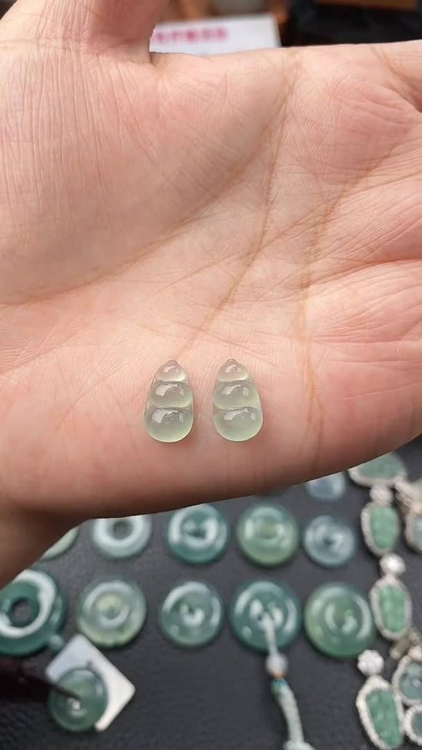 颈饰未镶嵌翡翠福豆一对