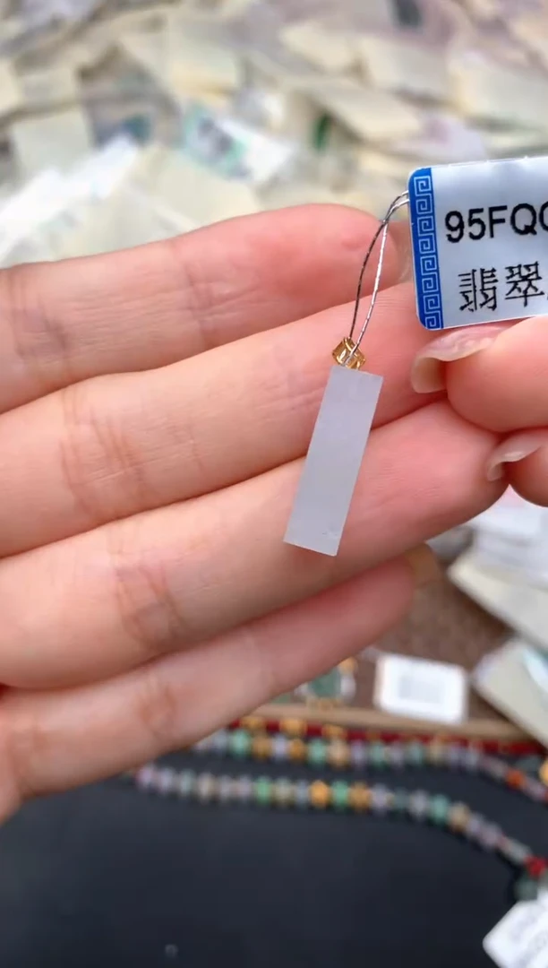 18K金镶嵌挂件翡翠一