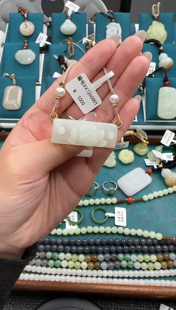 颈饰未镶嵌和田玉吊坠 XX