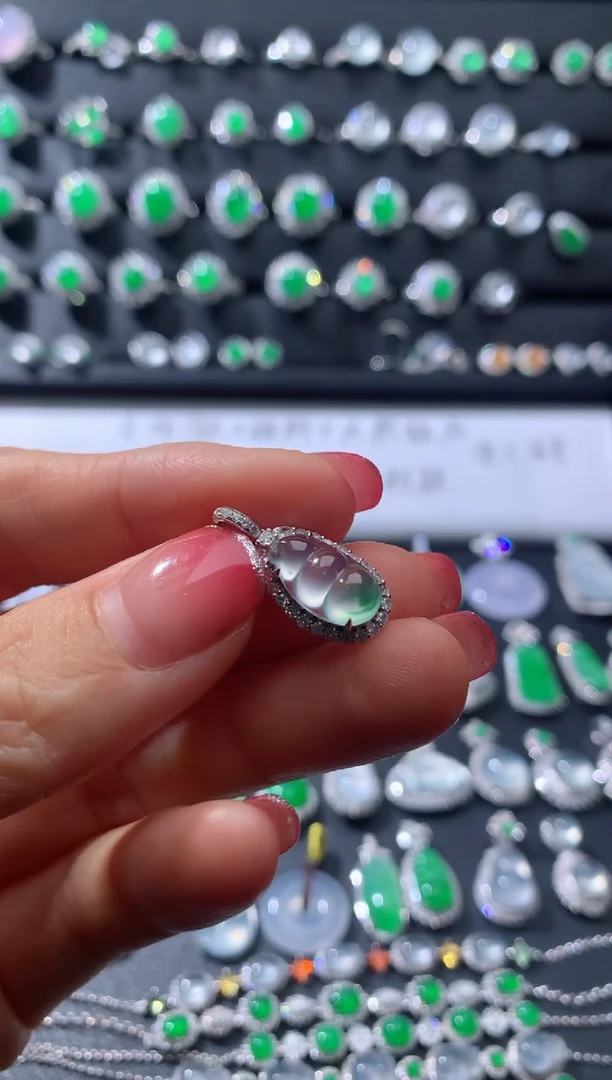 颈饰18K金镶嵌翡翠18K翡翠