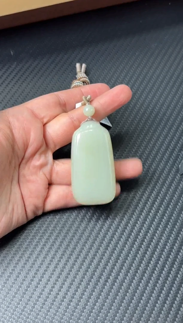 吊坠(赠链)未镶嵌和田玉且末迪克兰二细微色差吊坠