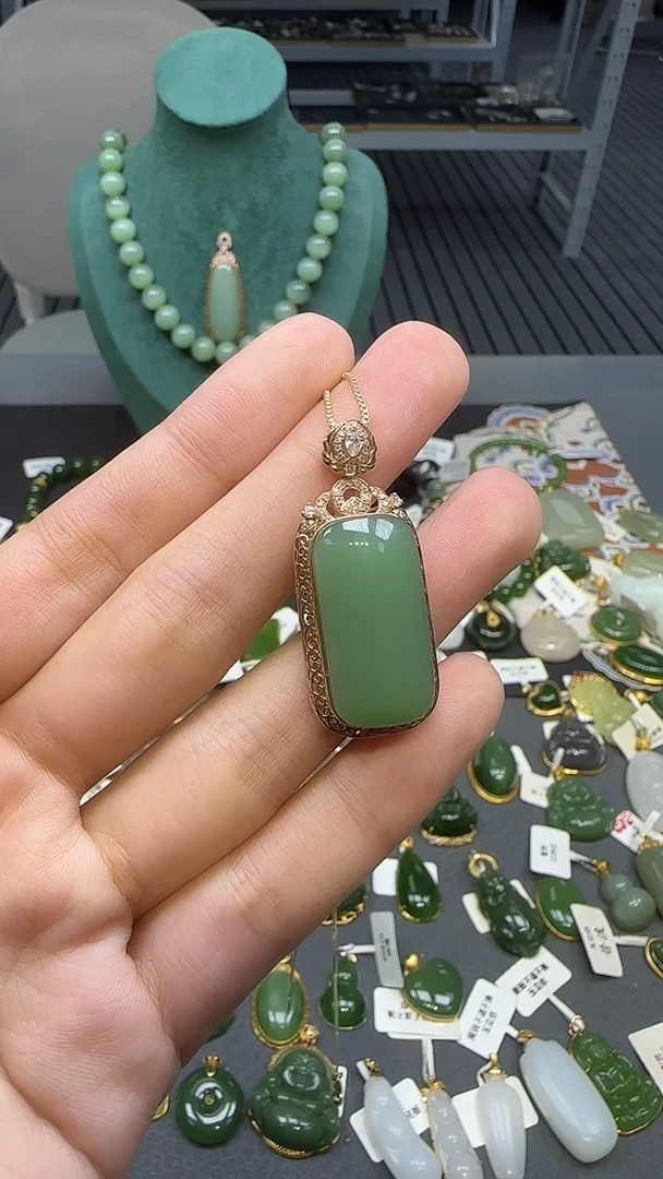 18K金镶嵌和田玉挂件 不含链