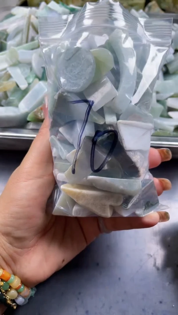 配石翡翠天然翡翠中号500克70
