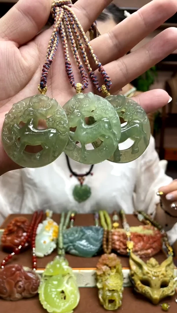 未镶嵌岫玉吊坠多样性发货发其中之一