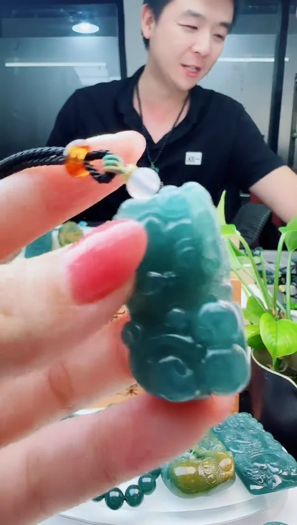 翡翠未镶嵌颈饰多样性发货其中一件