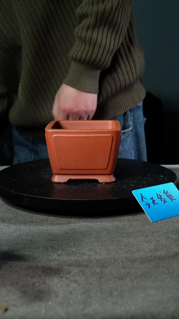 A宜兴紫砂小花盆