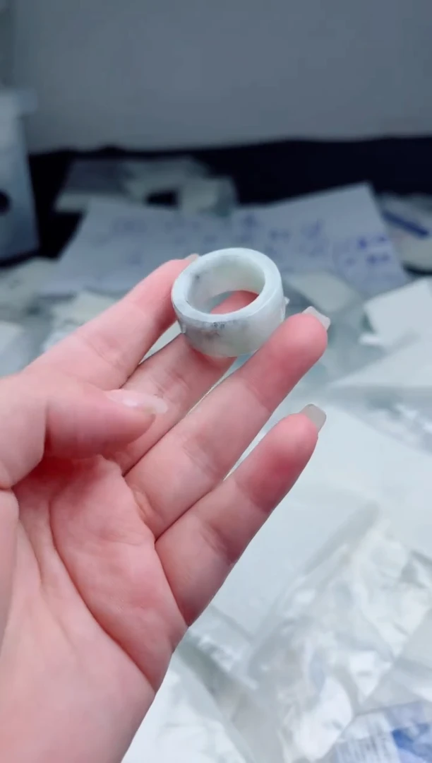 翡翠未镶嵌颈饰戒圈