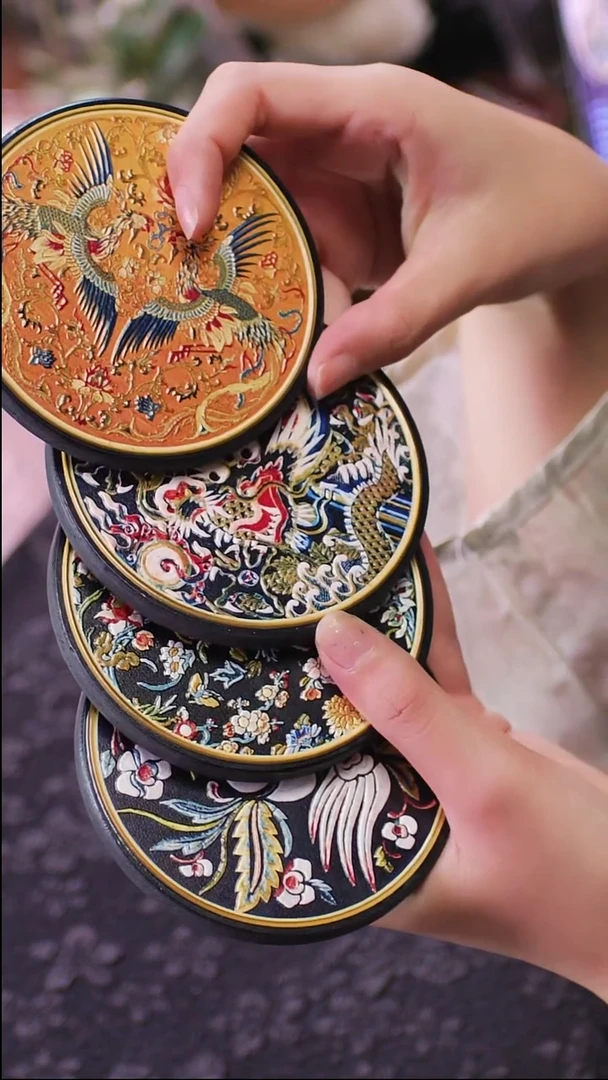 壹藏贰宝花龙戏凤图案杯垫一片