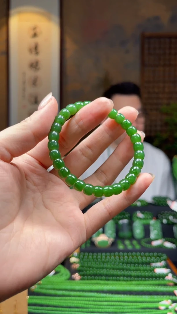 颈饰未镶嵌和田玉（碧玉）±6*7辣绿老型珠单圈手串多样性发一