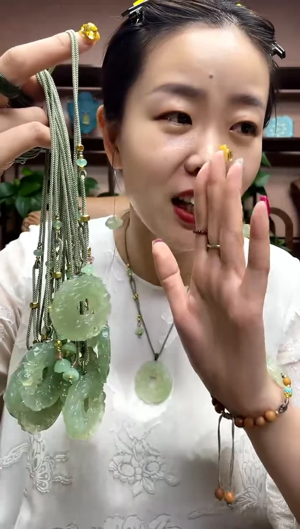 岫玉未镶嵌吊坠多样性发货发其中之一