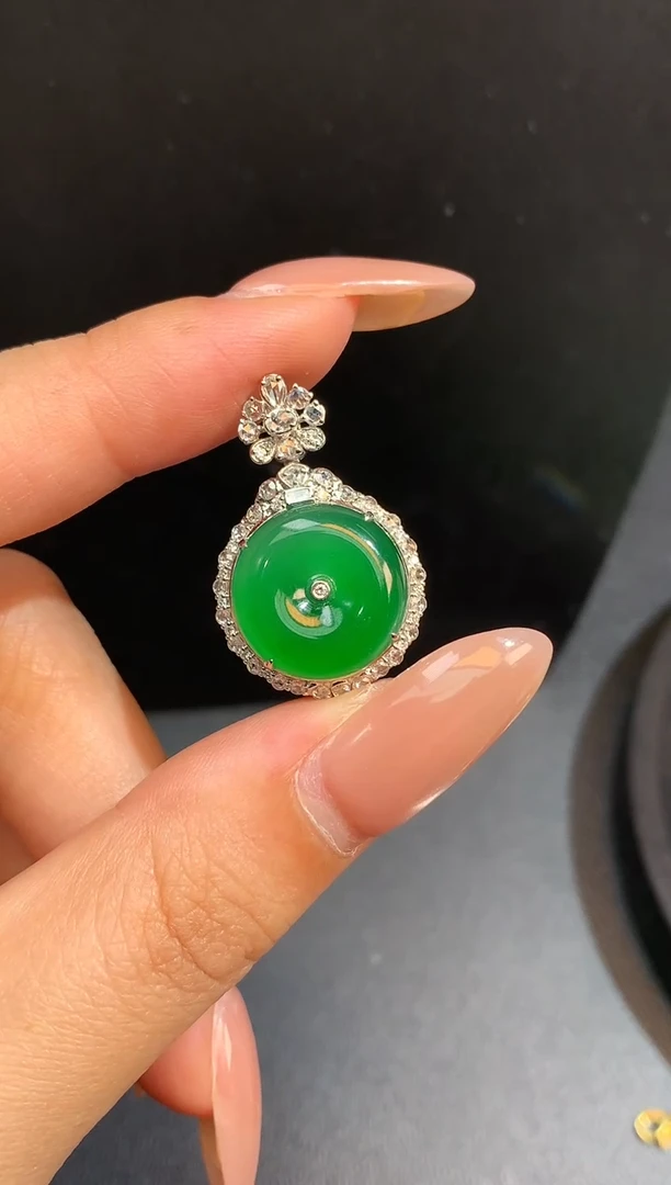 颈饰18K金镶嵌翡翠平安扣