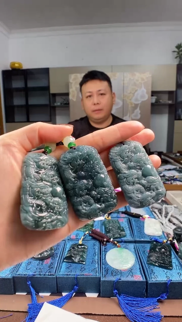 颈饰未镶嵌翡翠  多样性发其一