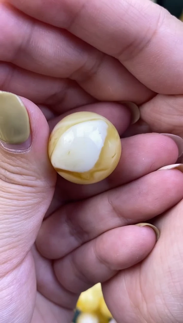 未镶嵌琥珀裸石月. 28