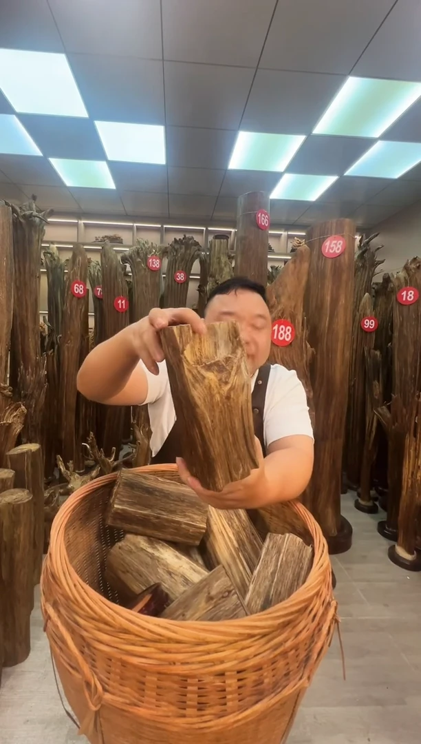 沉香碎屑沉香沉香原料摆件工艺品一百元以上带底座