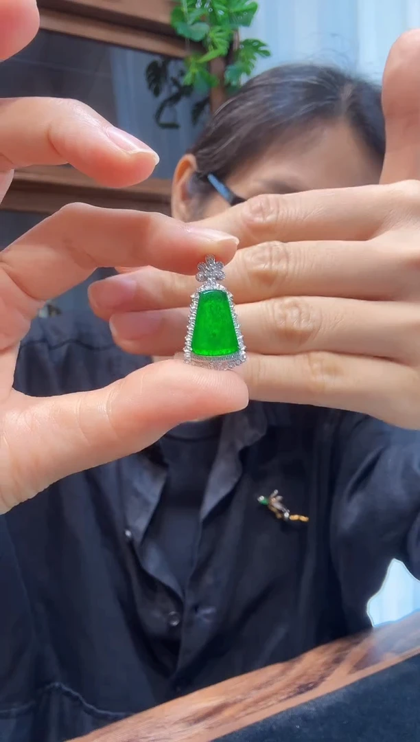 颈饰18K金镶嵌翡翠00018800