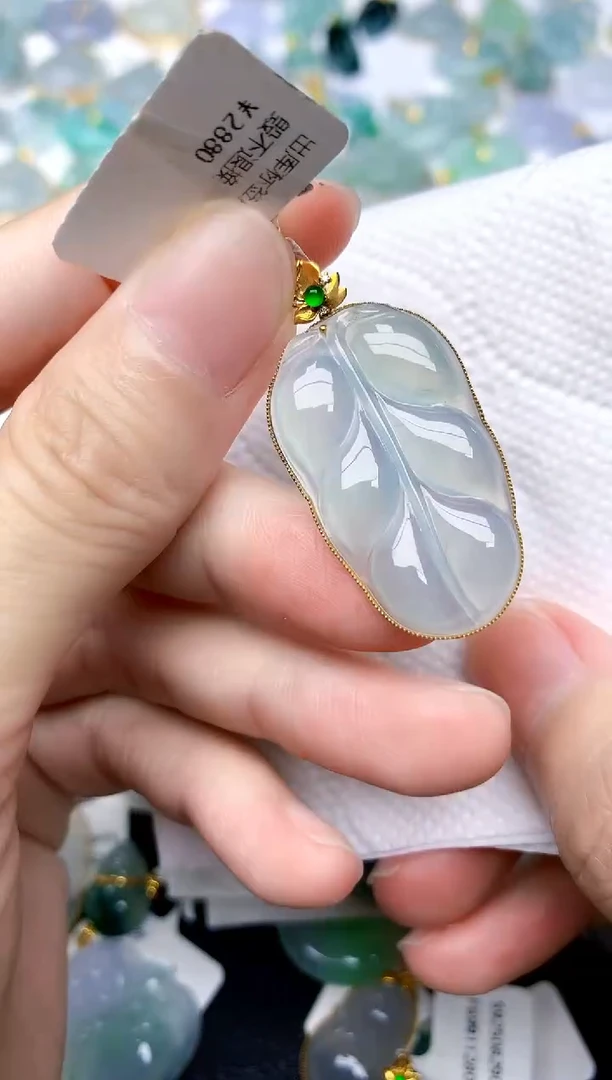 颈饰18K金镶嵌翡翠天然A货翡翠