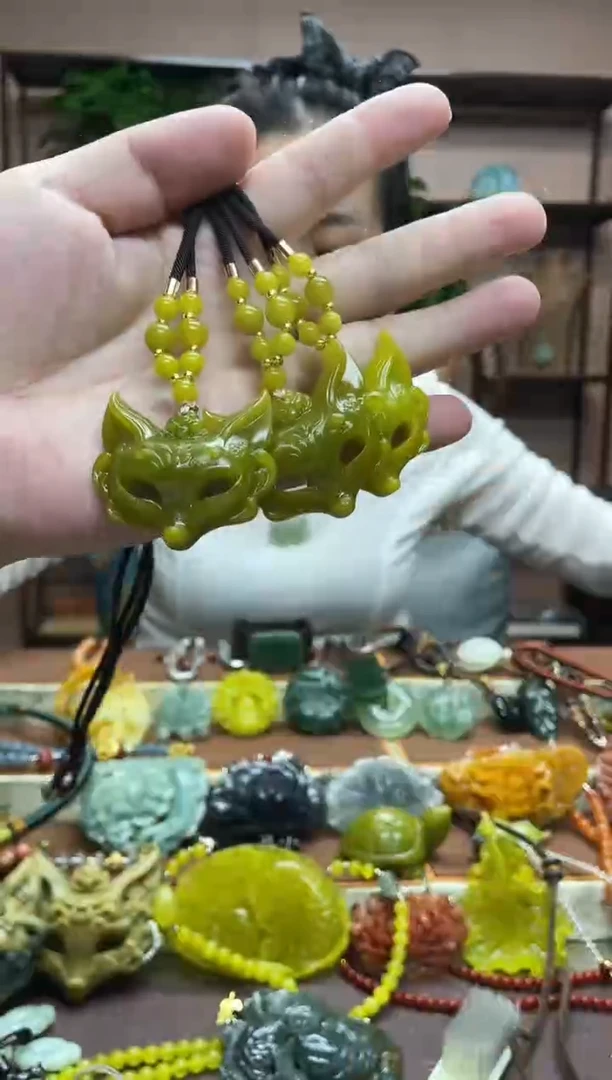 未镶嵌岫玉吊坠多样性发货发其中之一