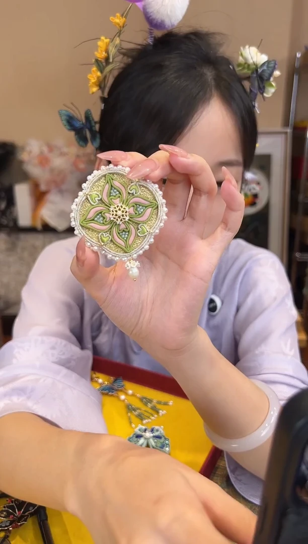 刺绣B**m苏绣世家非遗手工（胸针）