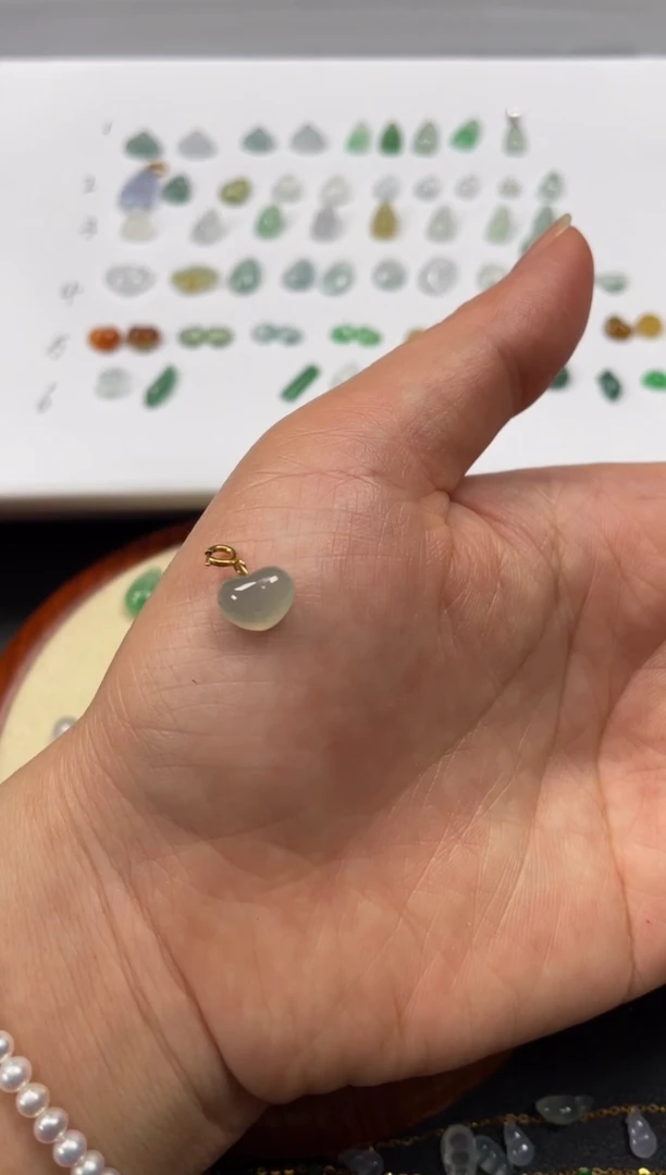 吊坠(不含链)18K金镶嵌翡翠一个JK681