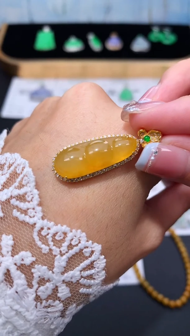 18K金镶嵌定制翡翠48小时鉴赏期 退货不扣服务费