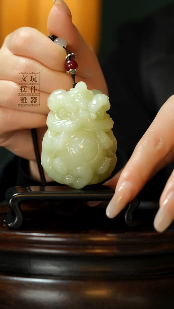 玉《醒狮抱球》手把件摆件