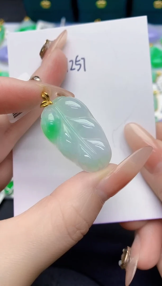 颈饰18K金镶嵌翡翠缅甸天然翡翠A货