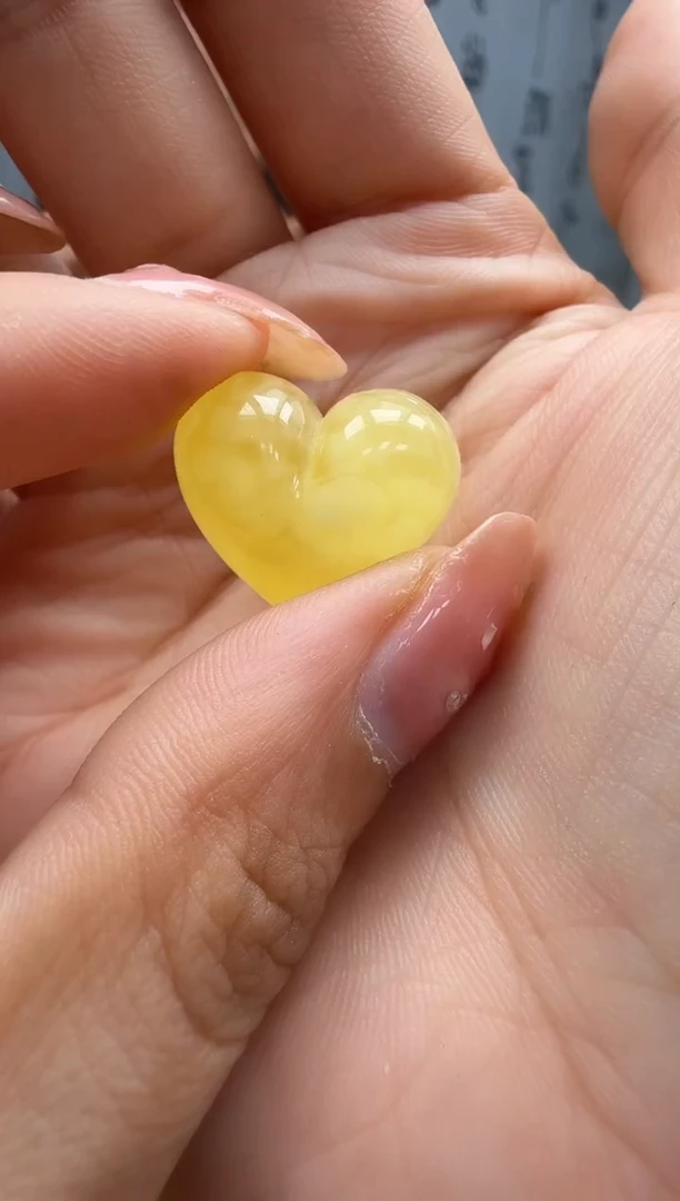 未镶嵌琥珀裸石如图