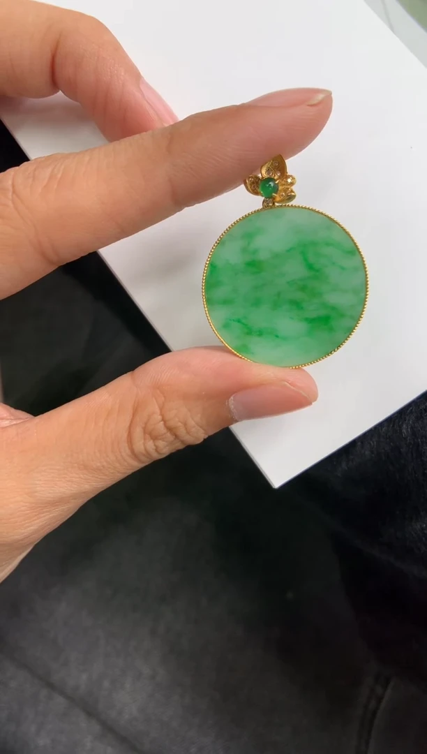 颈饰18K金镶嵌翡翠无事牌