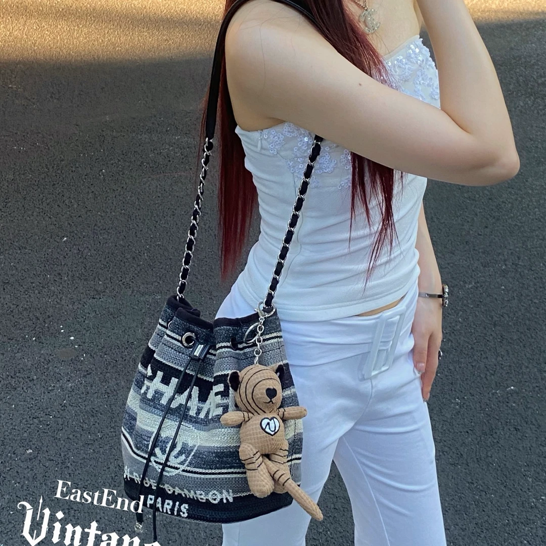 99新 Chanel/香奈儿 東区-灰白拼色条 沙滩26开单肩包/85318
