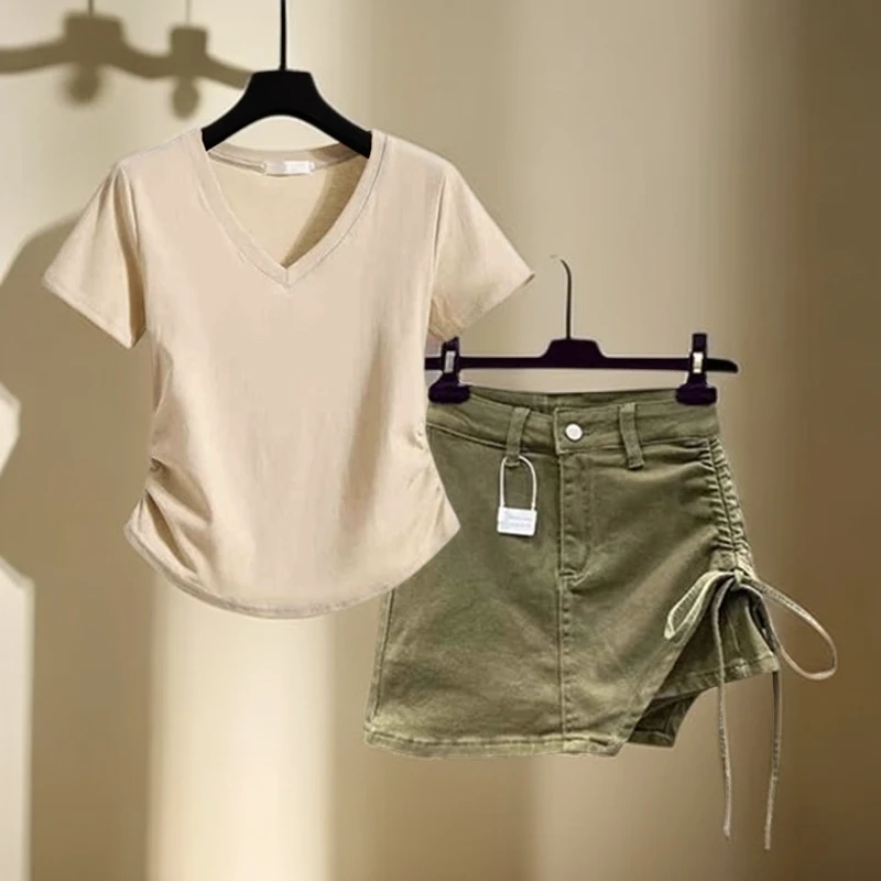 小众不撞款穿搭套装夏季V领设计感正肩t恤女短袖裤裙热裤两件套