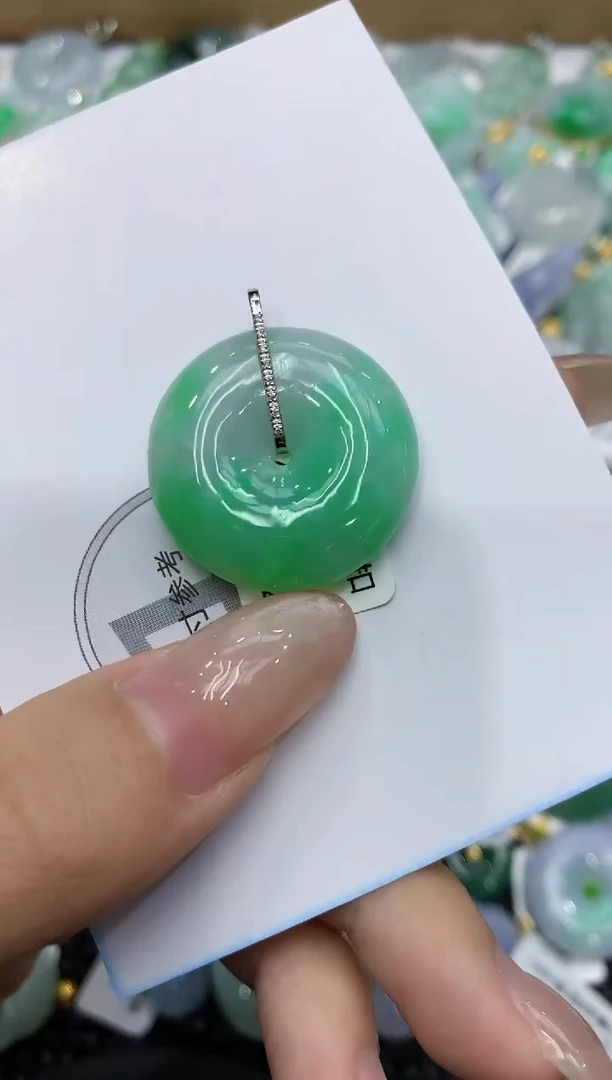 翡翠18K金镶嵌颈饰111111111111