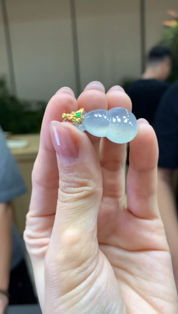 颈饰18K金镶嵌翡翠|不退不换