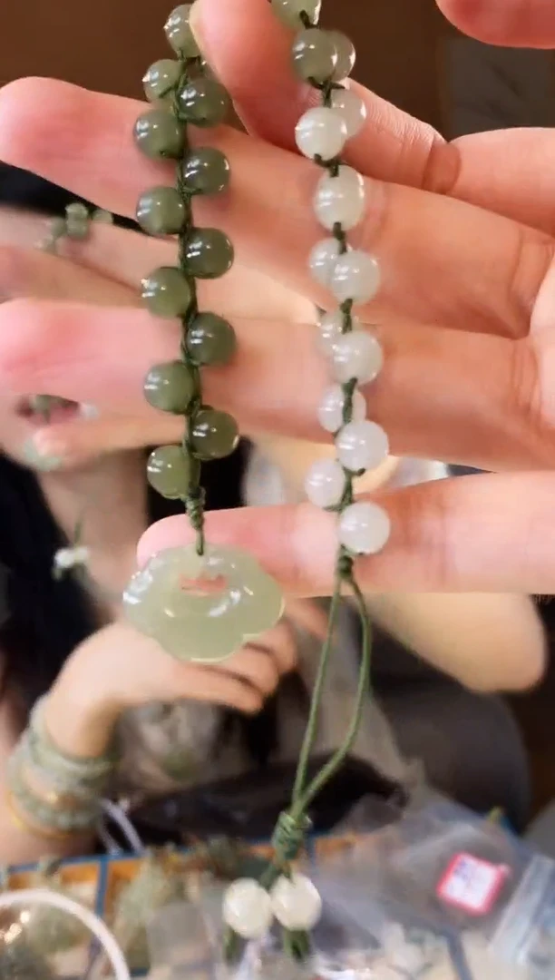 和田玉未镶嵌颈饰如意锁玉石渐变手串