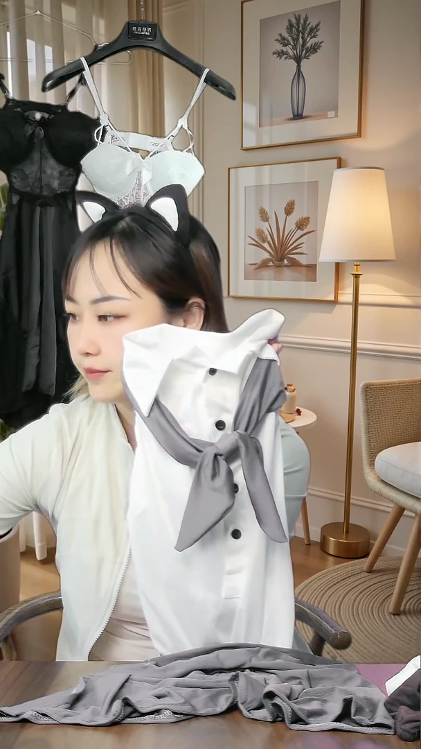 套头款学院校服风格 灰白色 短裙装