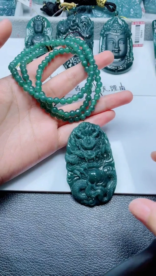 颈饰未镶嵌翡翠   一套