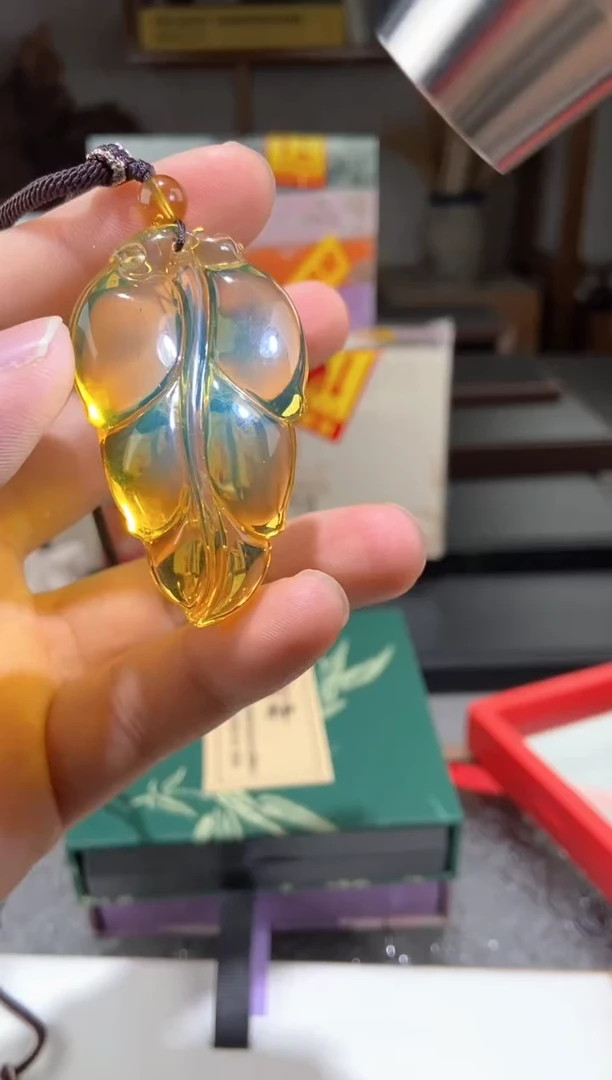 琥珀颈饰未镶嵌净水蓝珀金枝玉叶吊坠