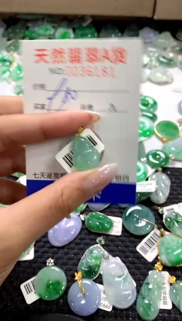 颈饰18K金镶嵌翡翠1