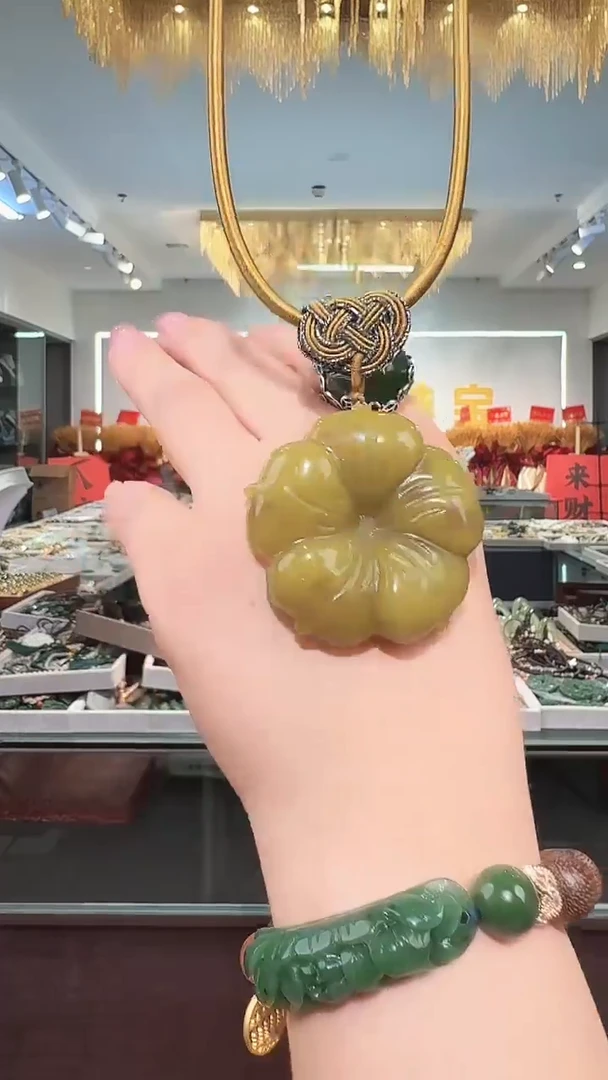 颈饰未镶嵌和田玉吊坠