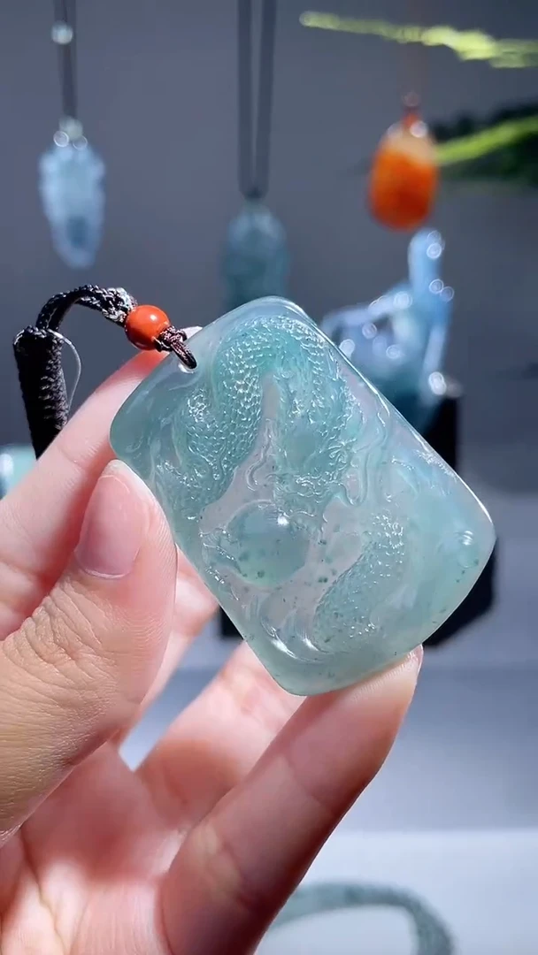 颈饰未镶嵌翡翠龙牌