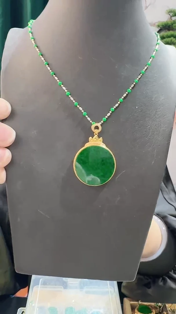 颈饰18K金镶嵌翡翠88888888888