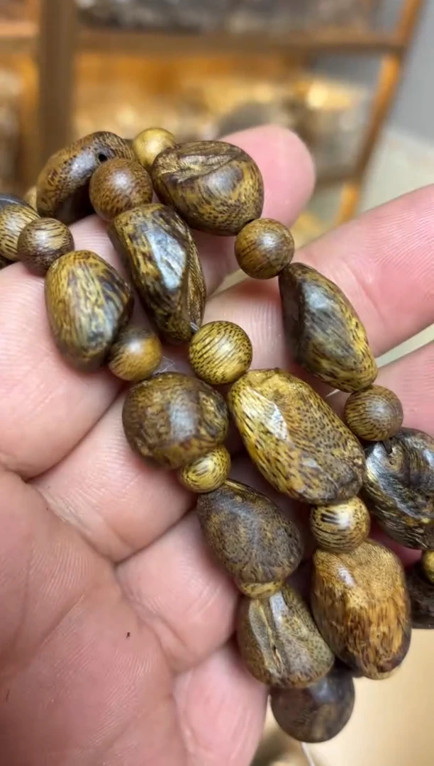 沉香手串 海南红金猊随型单圈留疤多样性发其一