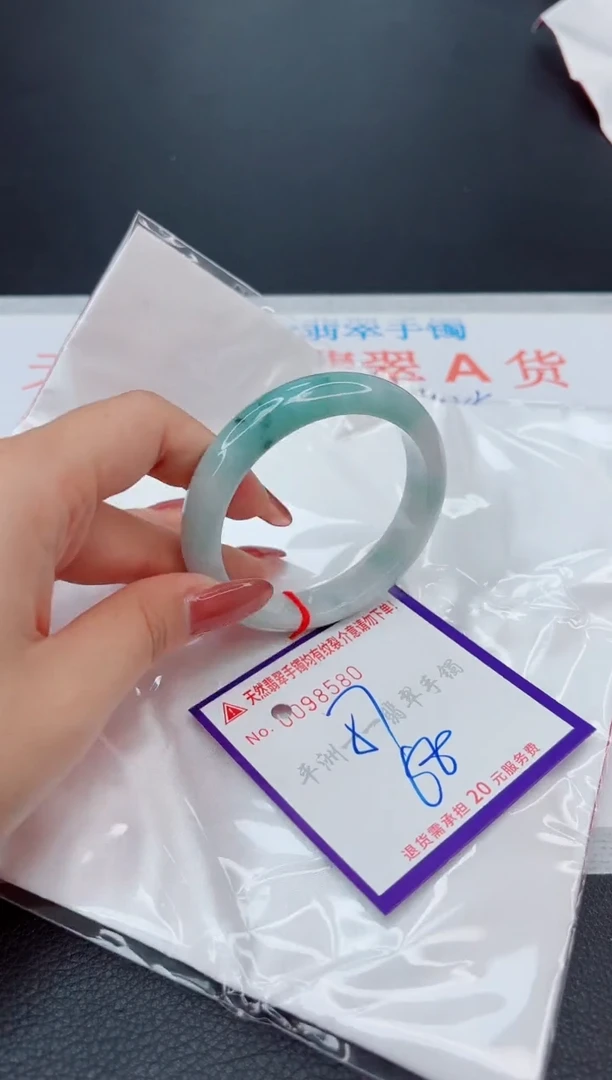 翡翠手镯未镶嵌1