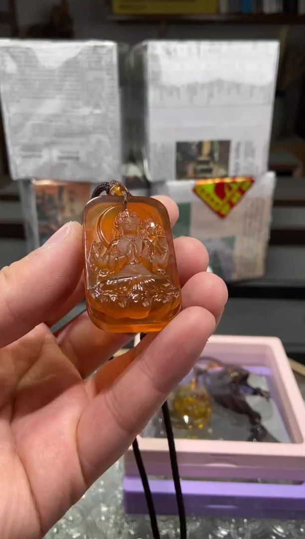 琥珀颈饰未镶嵌四臂观音