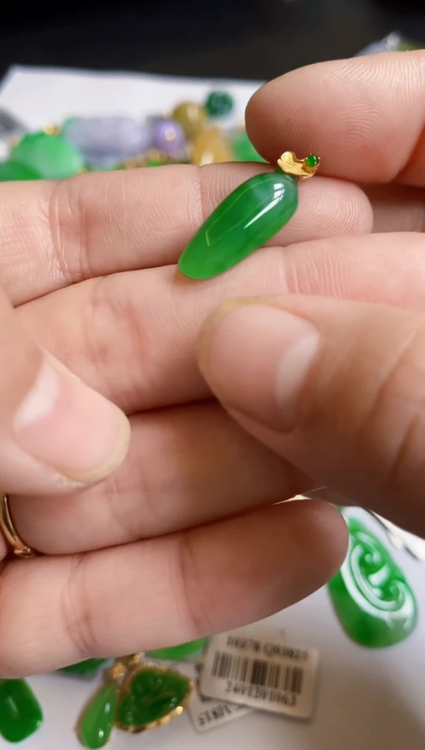 【闪购商品】翡翠颈饰18K金镶嵌吊坠