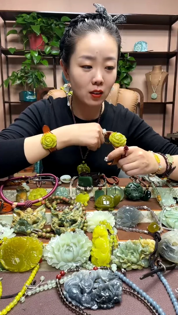 未镶嵌岫玉颈饰多样性发货发其中之一