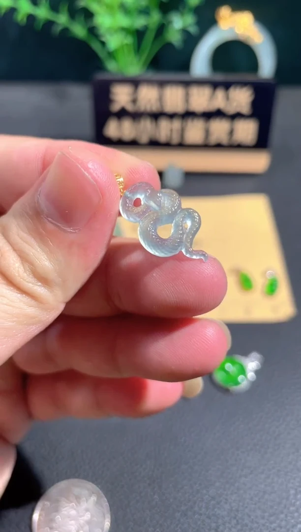 翡翠18K金镶嵌颈饰翡翠