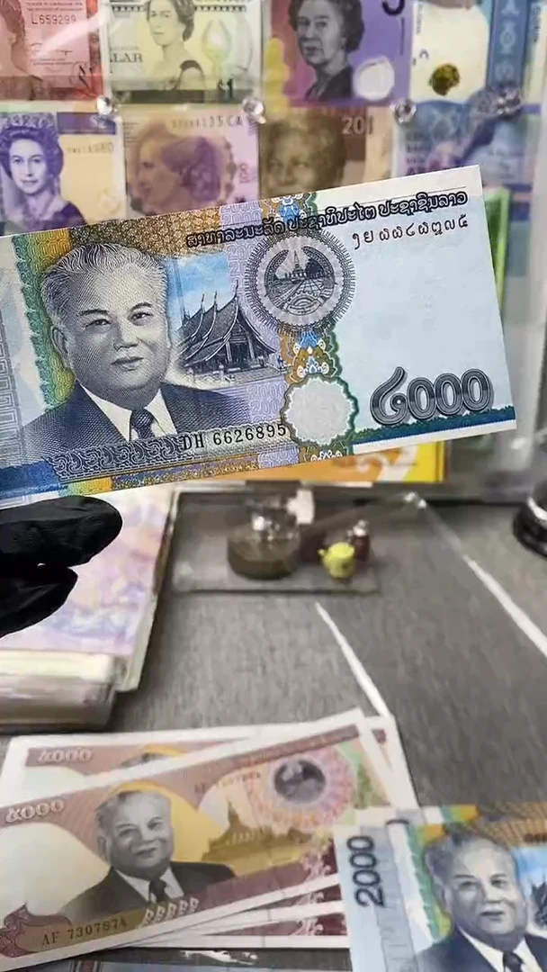 纸币A****藏老挝2000-尾95