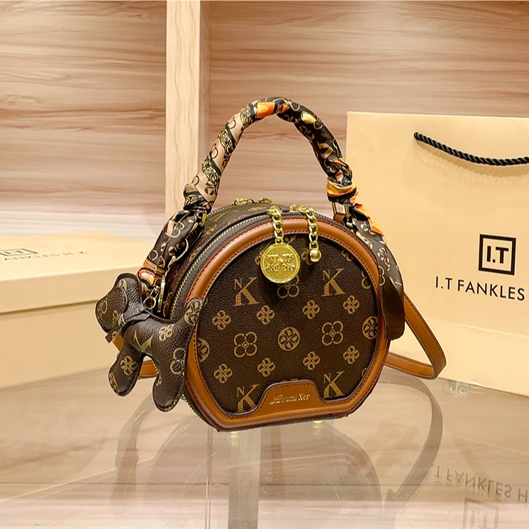 香港轻奢30-40岁洋气女包2025新款单肩小包真皮手提斜挎小圆包女