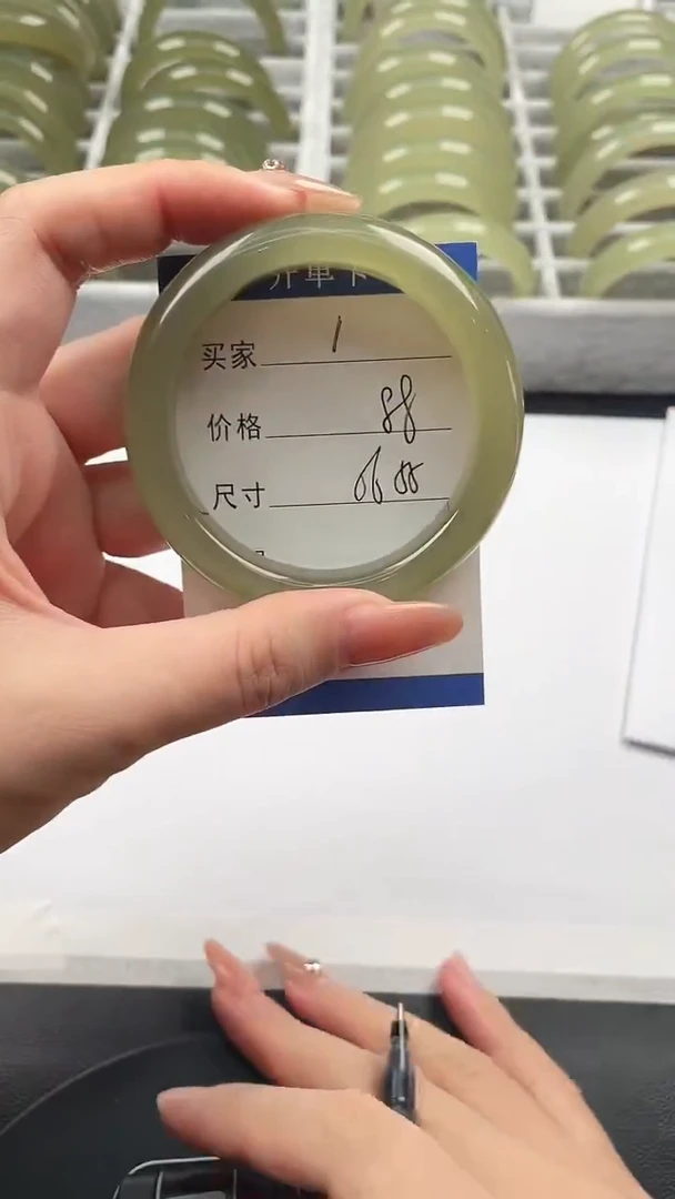 未镶嵌手镯石英质玉湖水绿